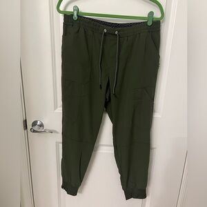 Beyond Scrubs Happiness Joy 7-Pocket Scrub Jogger - size medium petite - olive